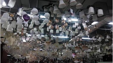 Как в магазине развесить люстры?