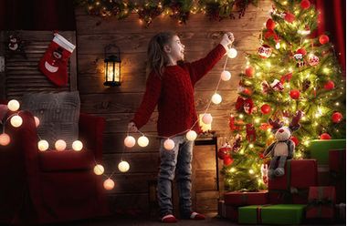 Как повесить новогоднюю гирлянду